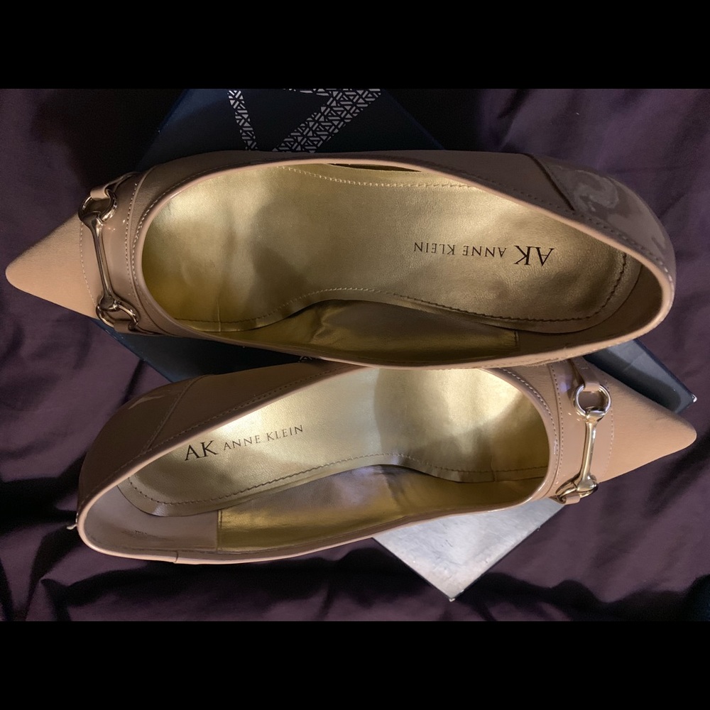 Natural colored kitten heel pointed toe shoe.